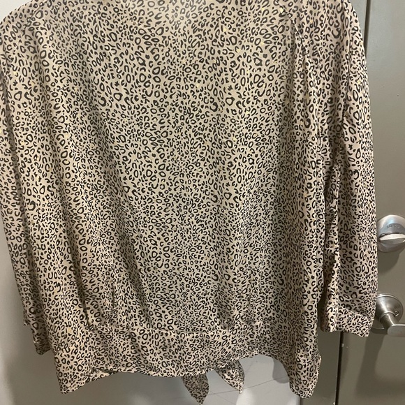 Umgee leopard print blouse, size small - Picture 2 of 4